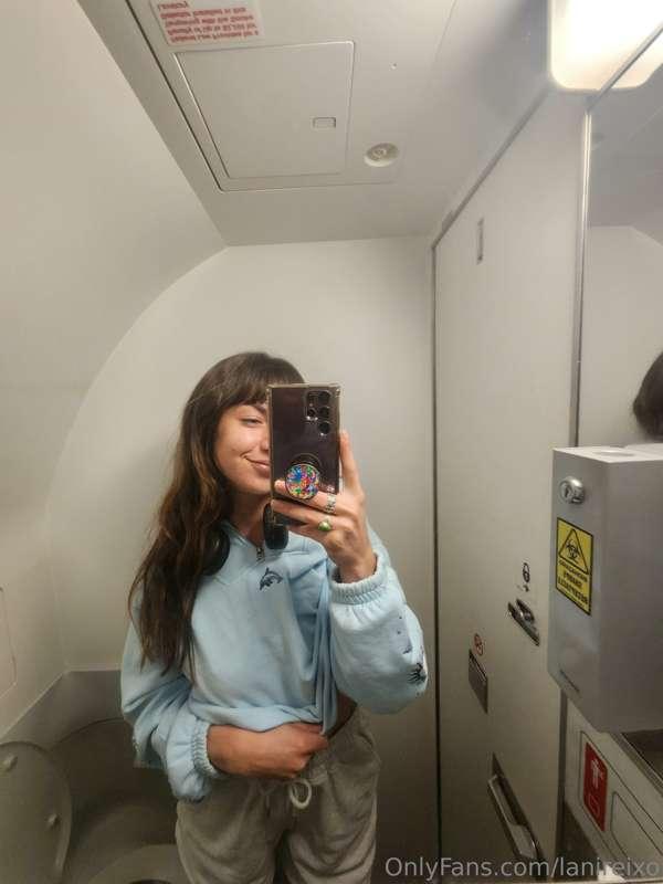 Finally got my tits out on a plane😝