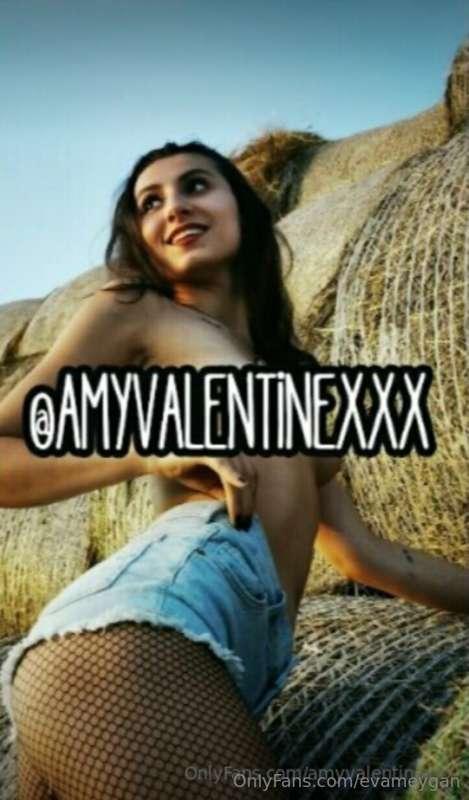 **💘🎀𝘏𝘖𝘙𝘕𝘠 𝘎𝘐𝘙𝘓💘🎀** 
❤️My girl @amyvalentinexxx looks shy but..
