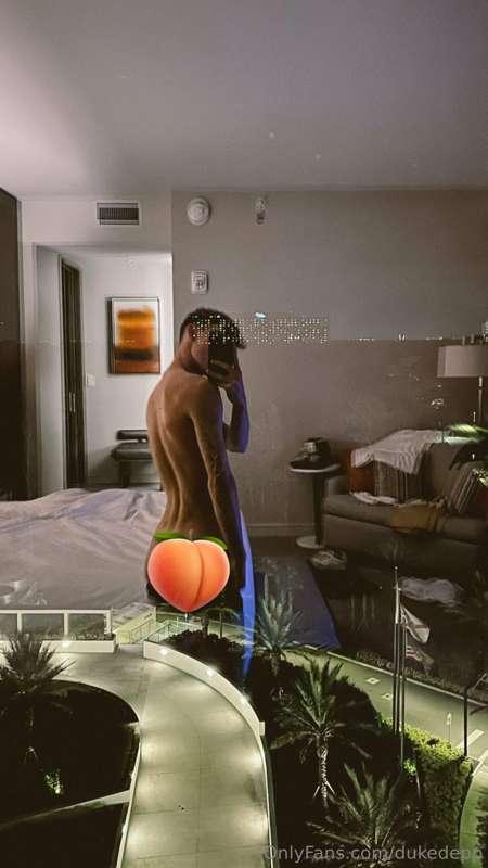 kinda turns me on knowing anyone could see me naked like thi..