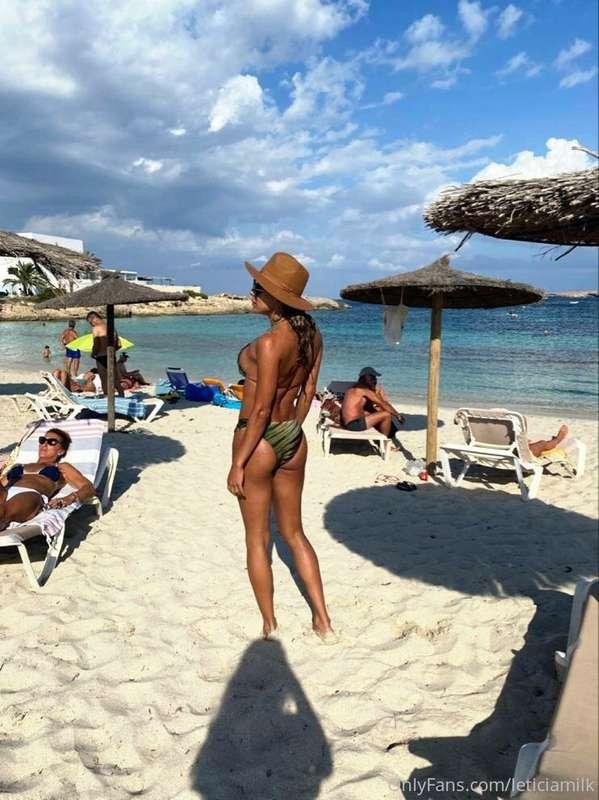 😈I was walking on the beach🏖 and I met a guy I met on a dati..