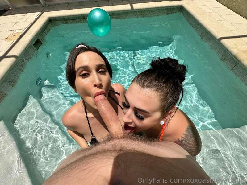 don’t we look pretty sharing cock? :3