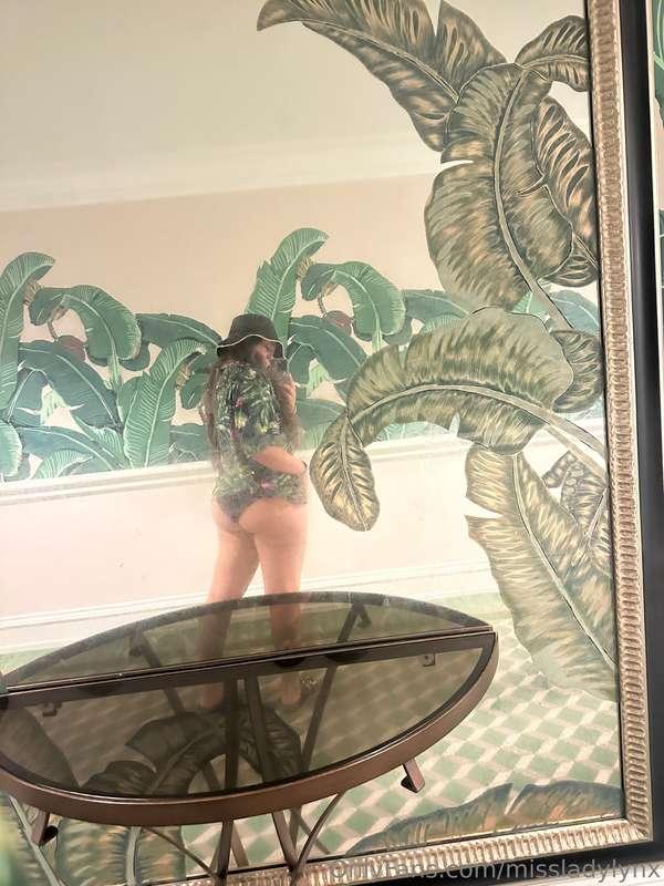 Hotel hallway mirrors … best place to check her out 🍑