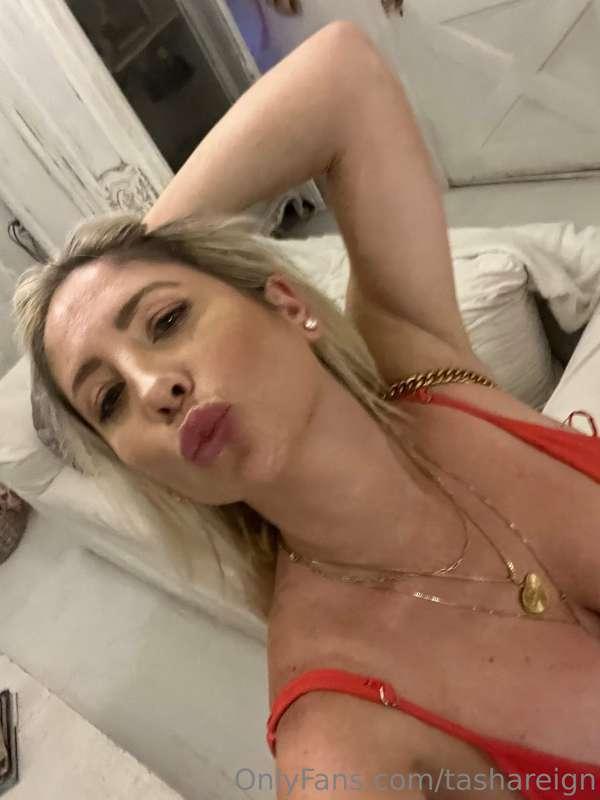 It’s hump day babes! 😘 cum chat with me 🥰