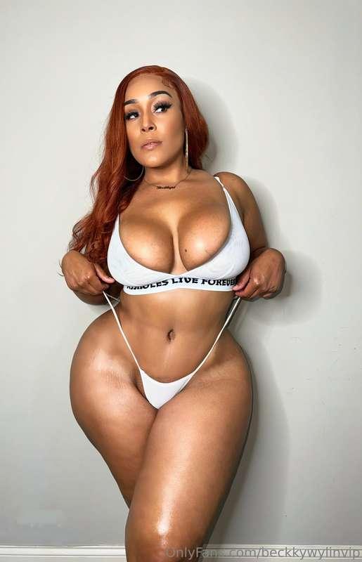 Feeling myself in this white set🥵