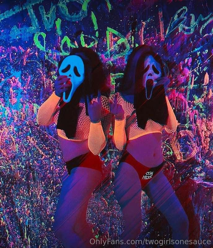 It's spooky season!! 