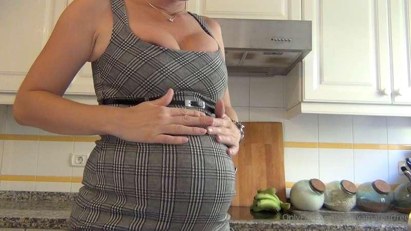 How does my round secretary belly look ? 
It's Friday I'm ho..