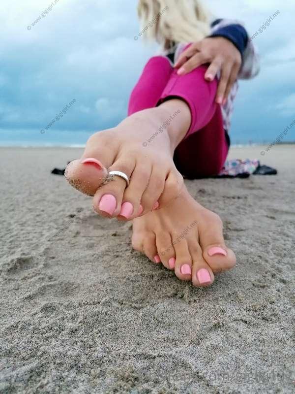 Pink nails look good also in bad weather ☔