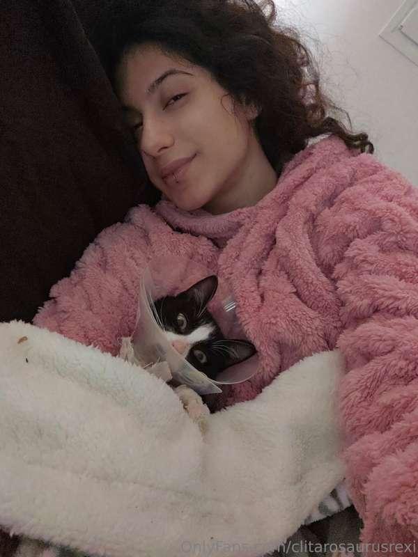 Slept by the fire cuddling my little vixy 💙 Is this what hap..