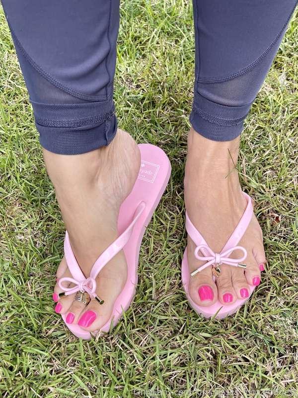 kim_kisses_foot_goddess image #3