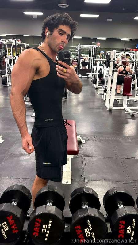 I’d manhandle u with ease. Would u submit?😏2 new gay videos ..