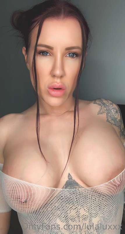 Look into my eyes… let’s go get into bed 😈