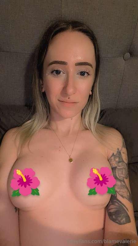 Let's all take a minute to appreciate how pretty my titties ..