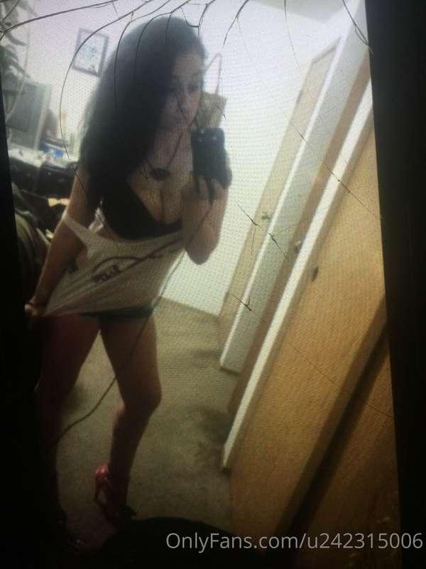 Pics off an old cracked up phone? Lala At 21 😘