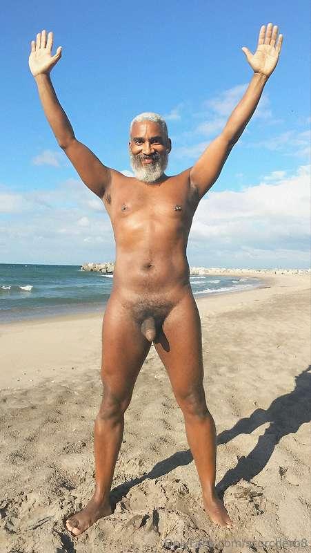 Sunday Funday!  #beard #musculardaddy #gay #feet #gaycruisin..
