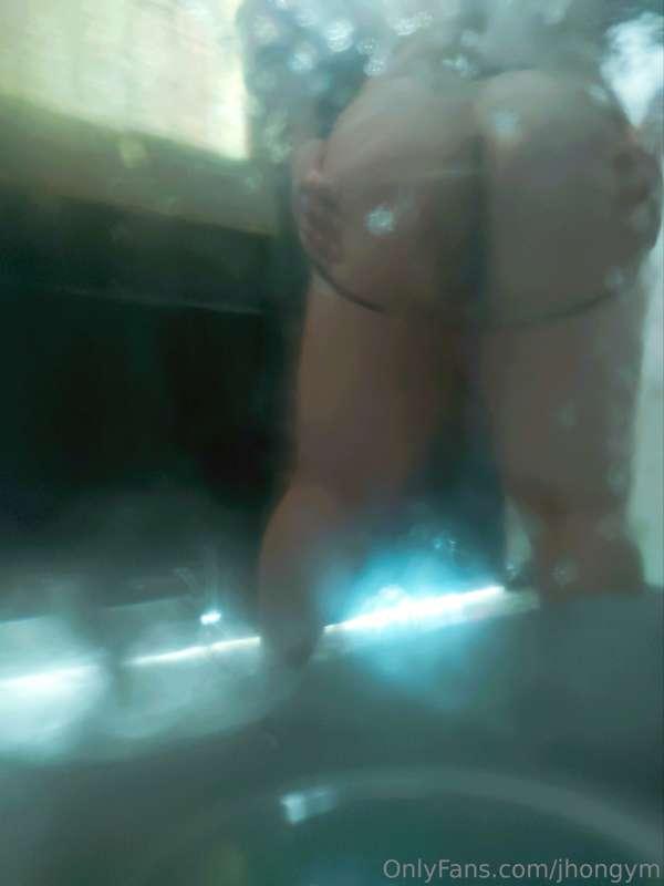 Big ass with a very wet reflection