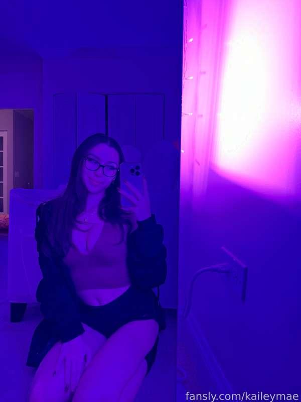 #OOTD 🥸 played more hardcore world of warcraft last night and missed the gamer awards oopsies but at least we hit lvl 20! did i miss anything crazyy?

#streamer #gamer #egirl #glasses