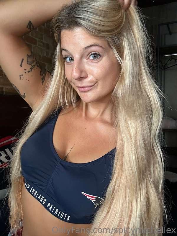 Game day glam with a side of Patriots love! 💅🏈❤️
😄