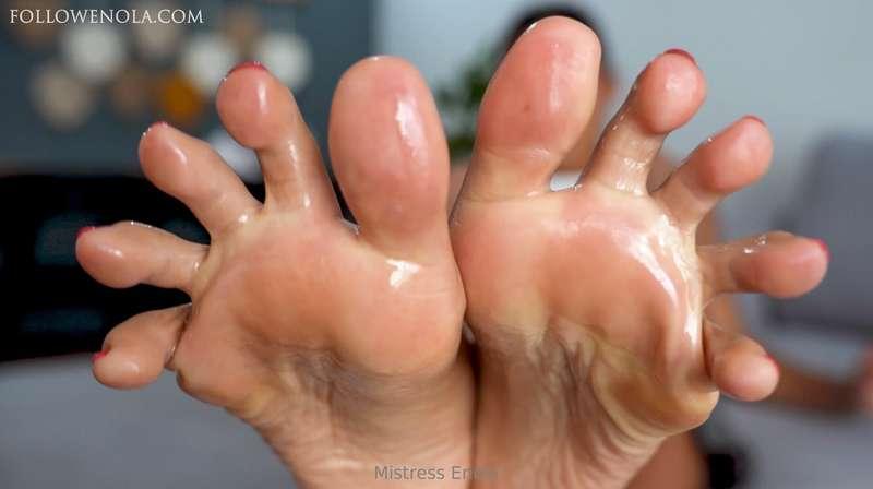 You’d love to get a footjob with my oily feet wouldn't you? ..