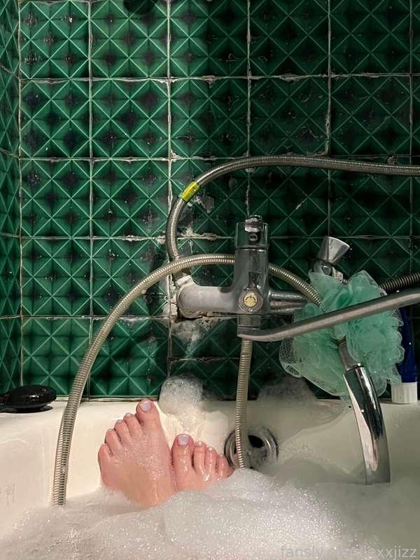 soaking in the bath at 7am and taking cute toe pics for u🫶 i love my new greenish bathroom so much😭

#toes #toe #toenails #pedicure #footfetish #ff #feet #foot #feetfetish #bath 
