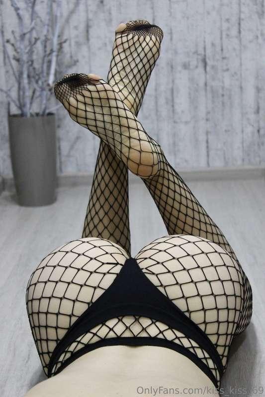 🖤 Fishnet tights aren’t just clothing…They’re a mood, a hint..