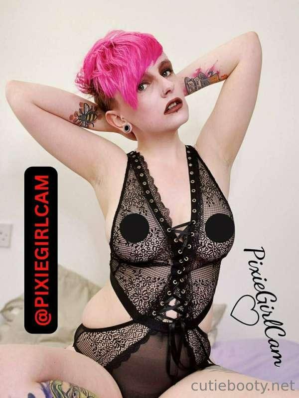 @PixieGirlCam has Hair as pink as her pussy 

🖤 SUB FOR FREE..