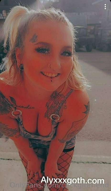 ‼️NEW F/F/M CONTENT‼️ ✨@alyxxxgoth✨this banging alt model is..