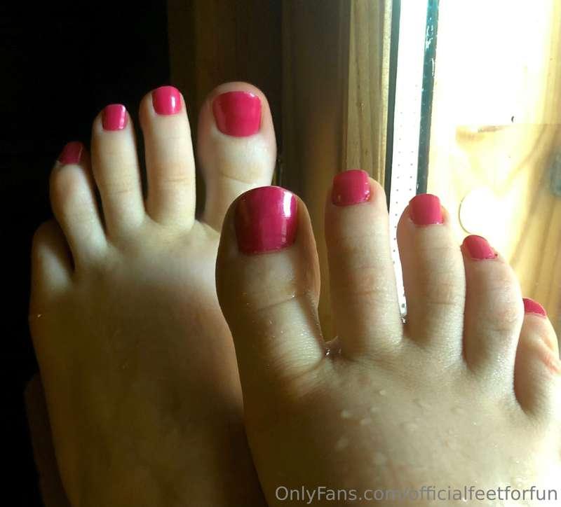 Pink nail polish and my sweaty sauna toes 😝