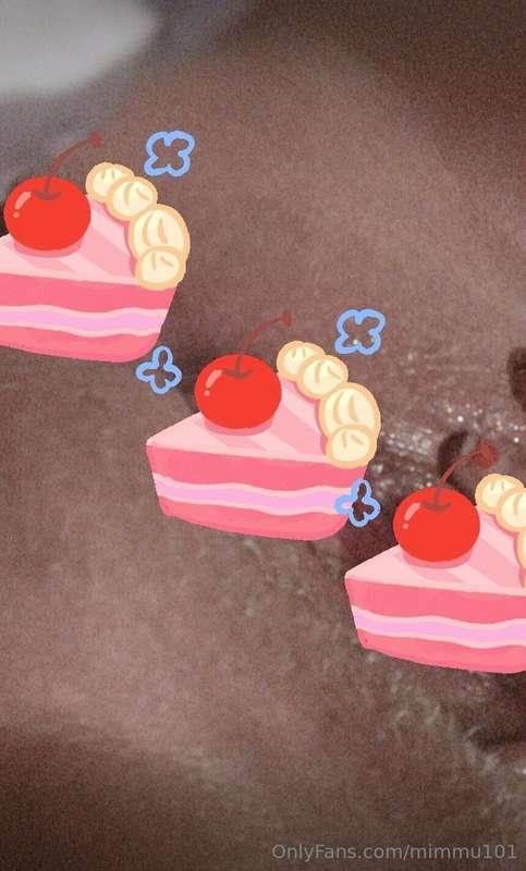 Paljas pimppi on, aivan karvaton 😜 ja vähän märkä 💦💦