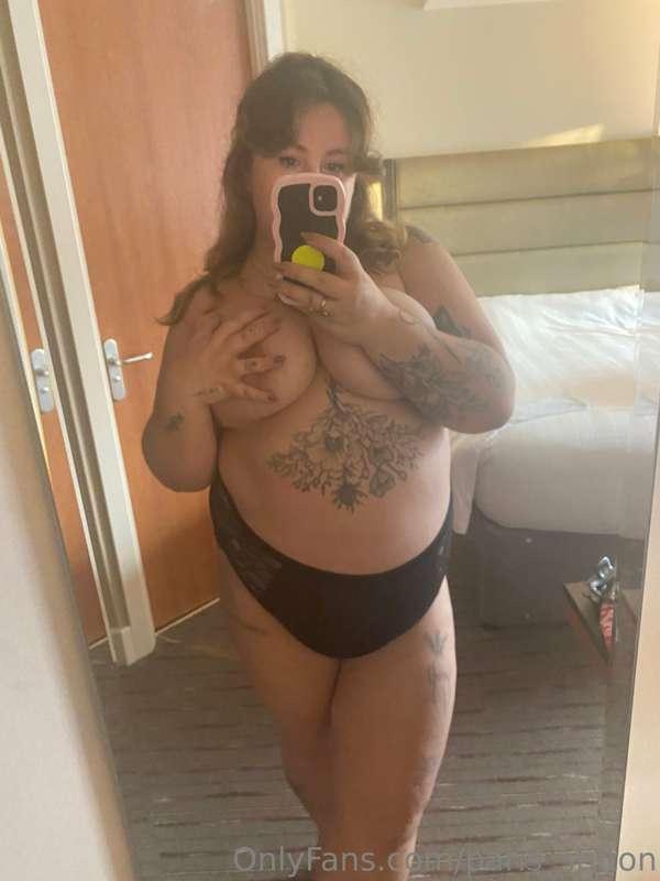 Being in hotel rooms always makes me horny 😏🍈🍈