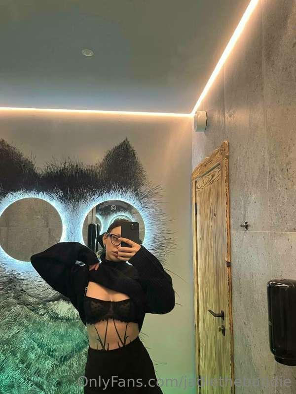 Monday starts with half naked girl doing mirror pics 👧🏻📸 wou..