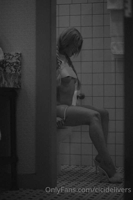 On the 🚽 anyone?