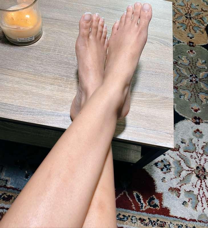 Kiss my toes while you caress my legs 😌👌🏽