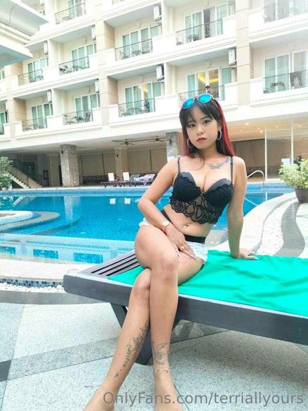 No words, just curves. 😜💋

Do you prefer a curvy woman? 😘