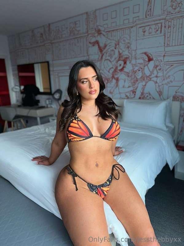 Thick, tanned, and brunette… what more do you need?❤️‍🔥