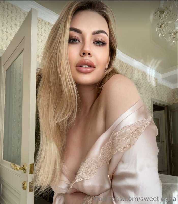 🟢She @lianainsight is ready for your cock🟢Naughty mommy who ..