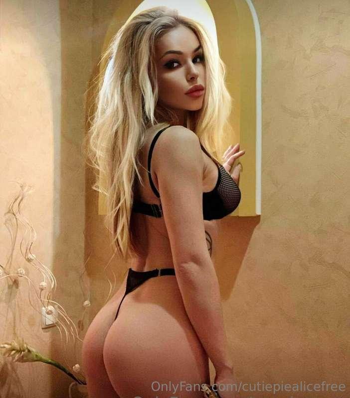 Join this hot blondie @sexyinnnna for extremely passionate a..
