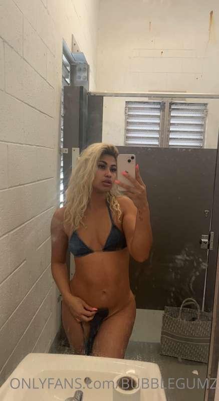 Anyone down for some bathroom sex? 😘