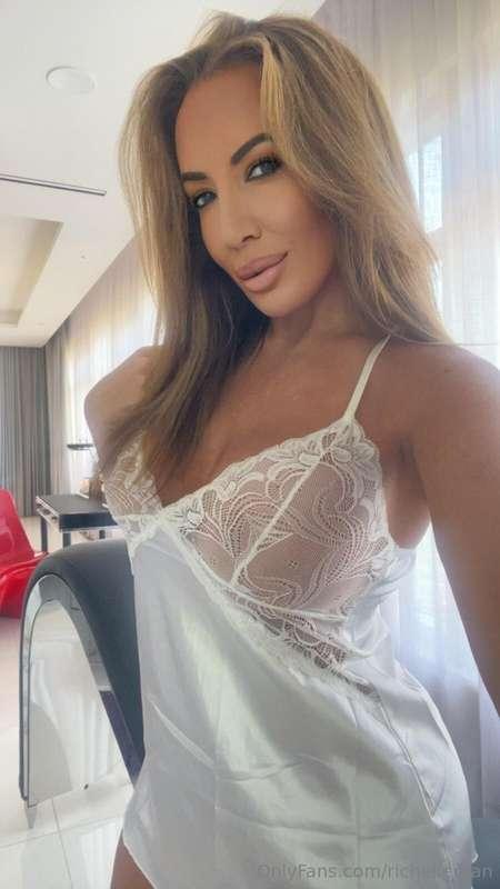 Enjoying myself a little too much in my hotel room today 😜