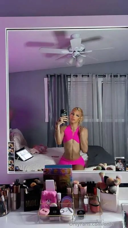 New content in pink 💕 dm me for the exclusive 😋