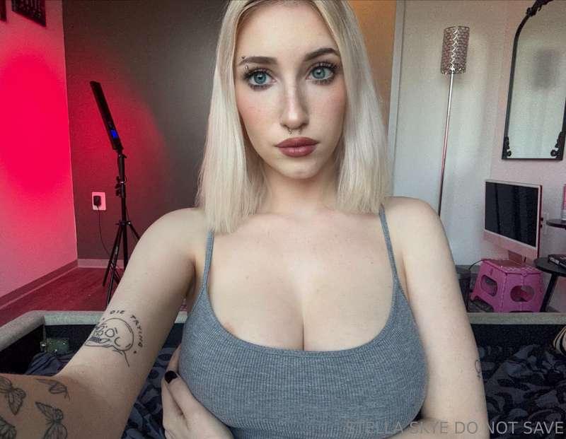 I’m online and horny send me a DM!