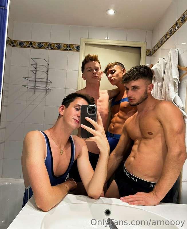 4 gay bien chauds dans la même pièce 😏😏