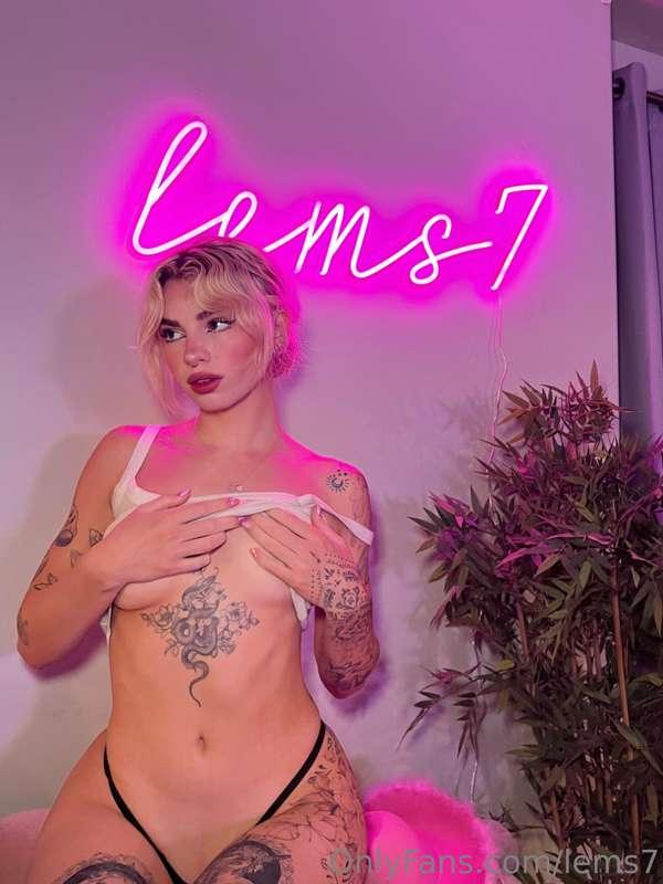 i'd model sexy clothes for u all day long 💕