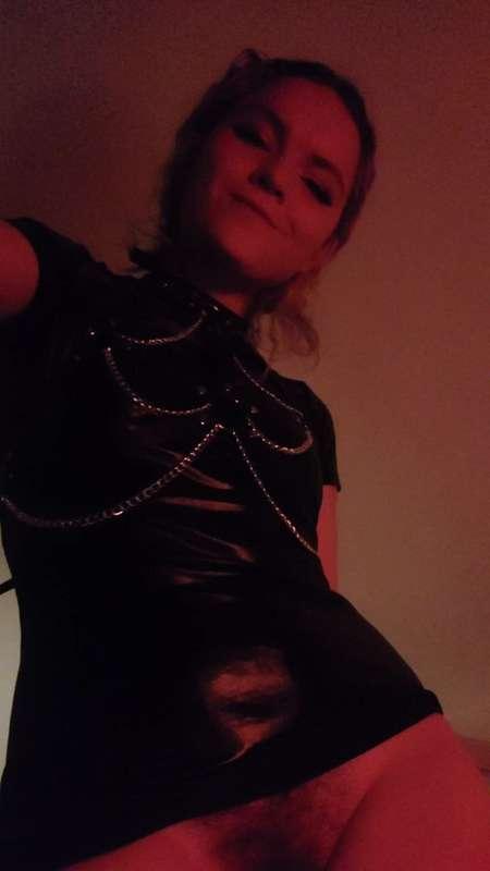 @trippy_aurora is hairy gentle domme 🖤she loves personal con..