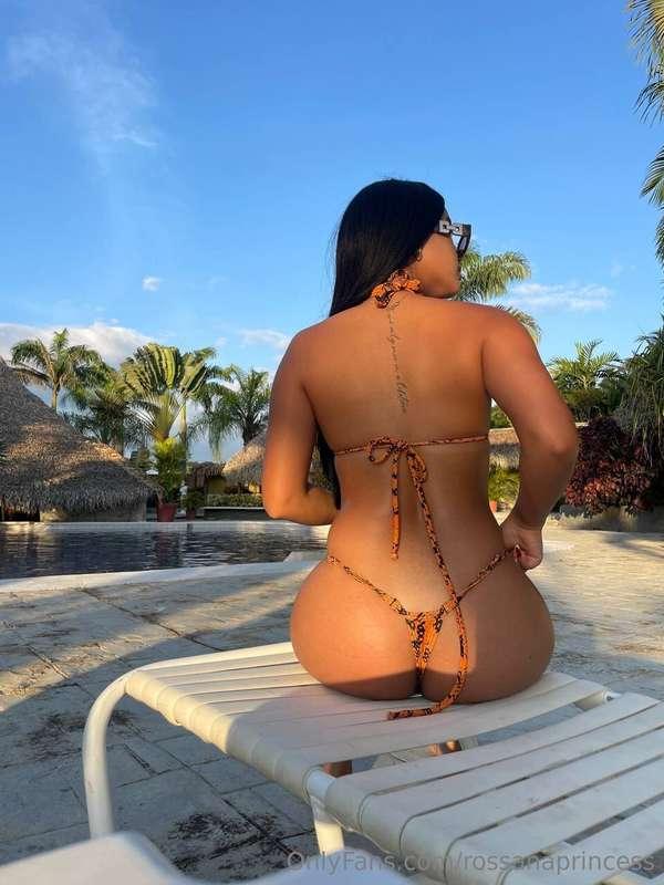 Help me with the sunscreen here babe 🤭