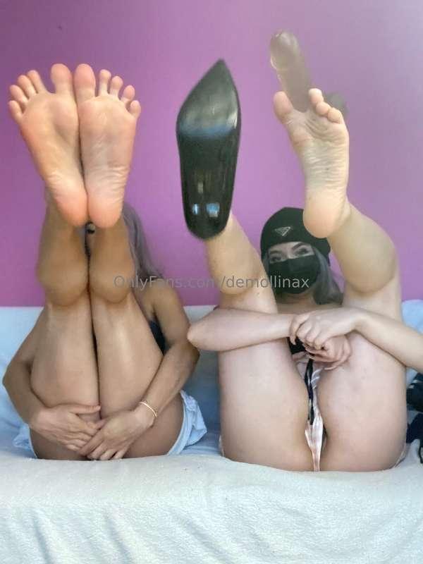 we are ready fuck us 👣in this pose!