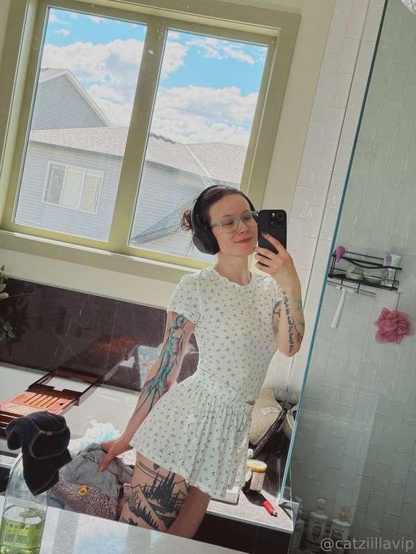 Cleaning the house!Do I look cute ☺️ ?