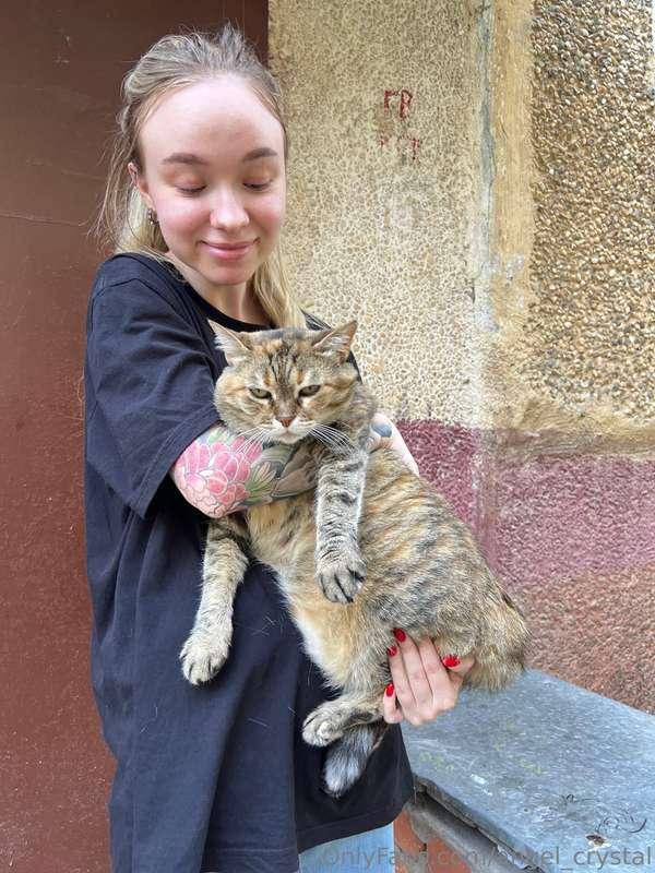 Look how big the cat is 🙈😂 He's pretty heavy by the way! But..