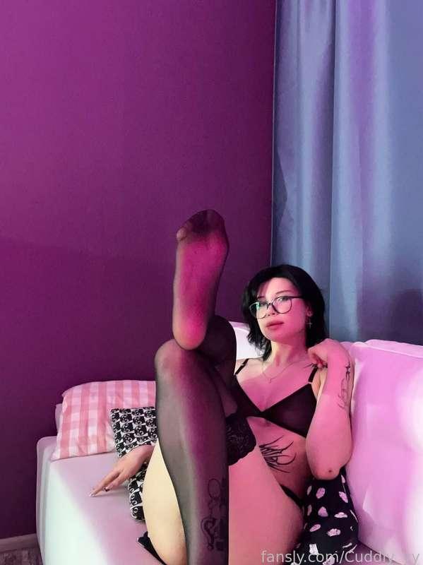 Really looking forward to peeling these stockings off 🥰


#fyp #teen #footfetish #lingerie #tattoo #skirt #altgirl #daddysgirl #stockings #glasses 