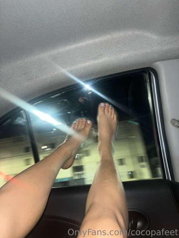 piecitos en el carro, carro empañado