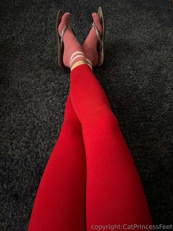 Flip flops & leggings/sweatpants, and some with tabi socks, ..